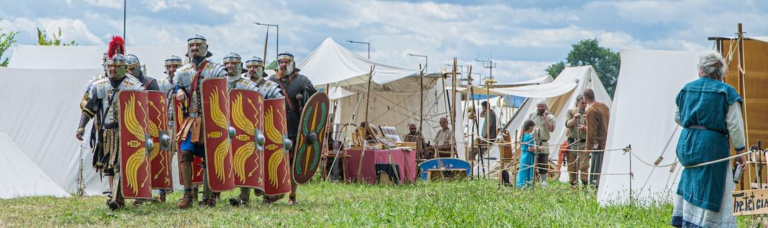 Römische Legionäre marschieren über einen historischen Markt